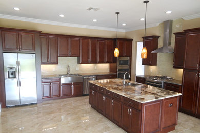 Kitchen - transitional kitchen idea in Orlando