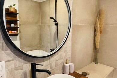 Cette photo montre une salle de bain principale tendance de taille moyenne avec un carrelage beige, du carrelage en marbre, un mur blanc, un sol en carrelage de céramique, un lavabo posé, un plan de toilette en bois, un sol beige, un plan de toilette marron, une porte coulissante et meuble simple vasque.