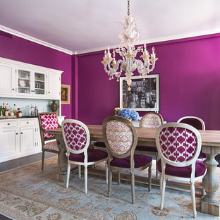 Mittelgroßes Stilmix Esszimmer mit lila Wandfarbe und schwarzem Boden in New York