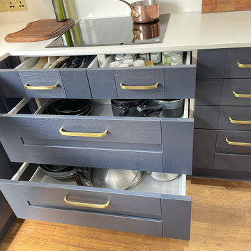 Induction hob with convenient pan drawers