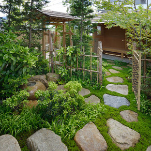 他の地域の春のアジアンスタイルのおしゃれな庭 (庭への小道、天然石敷き) の写真