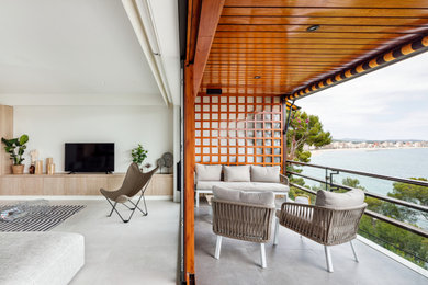Diseño de cocinas en U contemporáneo grande abierto con fregadero encastrado, encimera de mármol, salpicadero blanco, salpicadero de mármol, electrodomésticos con paneles, suelo de baldosas de porcelana, una isla, suelo gris y encimeras blancas