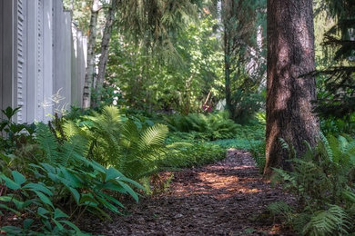 Свежая идея для дизайна: участок и сад среднего размера в стиле неоклассика (современная классика) - отличное фото интерьера