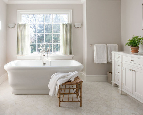 Badezimmer mit Terrakottaboden und Steinplatten Ideen, Design & Bilder