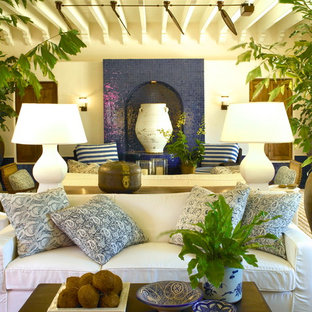 Mittelgroßes, Repräsentatives, Fernseherloses, Abgetrenntes Mediterranes Wohnzimmer ohne Kamin mit weißer Wandfarbe in Los Angeles