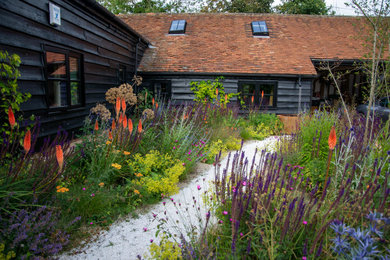 Design ideas for a farmhouse garden in Oxfordshire.