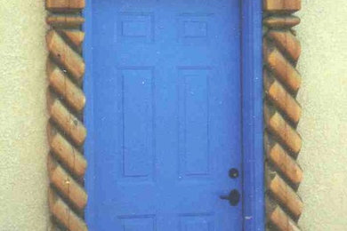 デンバーにあるサンタフェスタイルのおしゃれな玄関の写真