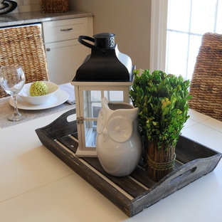 リッチモンドの中サイズのトラディショナルスタイルのLDKの画像 (ベージュの壁、濃色無垢フローリング)