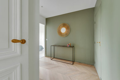 Cette image montre un couloir design avec un mur vert et parquet clair.