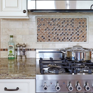 Traditional Condo Kitchen in Schaumburg, IL