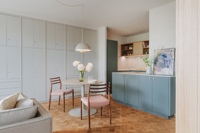 Kleine Moderne Wohnküche mit grauer Wandfarbe in München