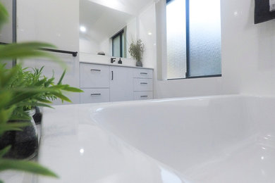 This is an example of a mid-sized modern bathroom in Perth.