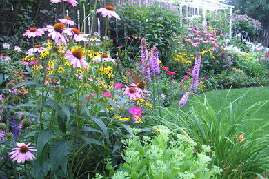 Design ideas for a traditional landscaping in Chicago.