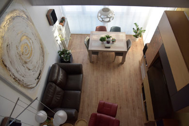 Modelo de salón cerrado minimalista con suelo de madera clara