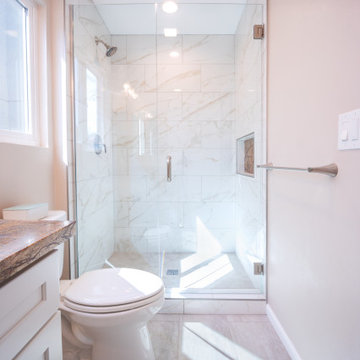 Low curb shower with built-in decorative niche