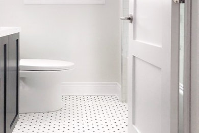 Minimalist bathroom photo in Ottawa