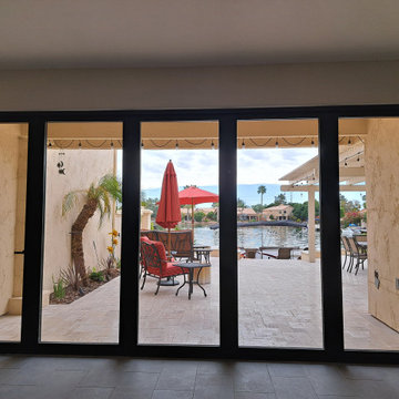 PANORAMIC DOOR WITH SCREEN ON THE LAKE