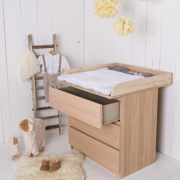 Wickelaufsatz auf hellbrauner IKEA Kommode im Jungenzimmer