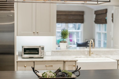 Kitchen - transitional kitchen idea in Richmond