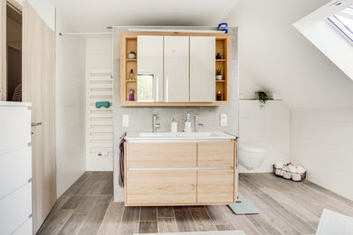 Großes Modernes Badezimmer En Suite mit Glasfronten, hellen Holzschränken, weißen Fliesen, Keramikfliesen und weißer Waschtischplatte in Frankfurt am Main