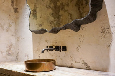 ミルウォーキーにあるコンテンポラリースタイルのおしゃれなトイレ・洗面所の写真