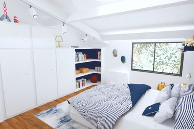 Idée de décoration pour une grande chambre de garçon de 4 à 10 ans minimaliste avec un bureau, un mur bleu, parquet foncé, un sol marron et boiseries.