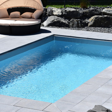 Swimmingpool in der Sonne