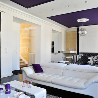 Idéer för att renovera ett funkis vardagsrum, med gula väggar