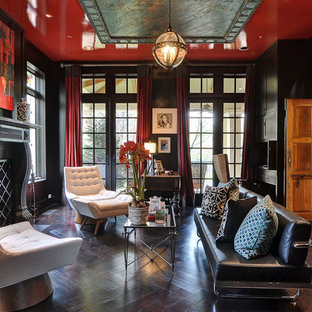 Foto de salón cerrado, mediterráneo, con paredes negras, suelo de madera oscura, chimenea tradicional y suelo marrón