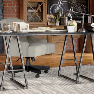 Idéer för mellanstora industriella hemmabibliotek, med röda väggar, mellanmörkt trägolv, ett fristående skrivbord och brunt golv