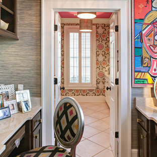 Exempel på ett litet eklektiskt arbetsrum, med bruna väggar, klinkergolv i porslin och ett inbyggt skrivbord