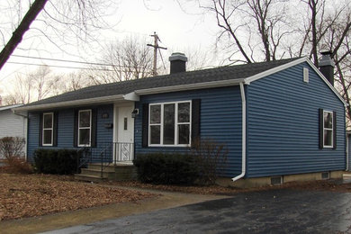 Mid-sized transitional blue one-story wood exterior home photo in Chicago with a shingle roof
