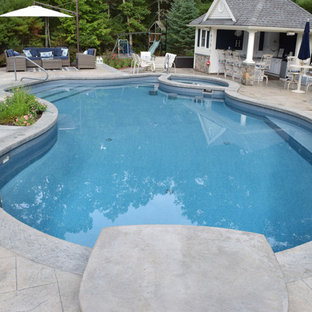 Mittelgroßes Klassisches Sportbecken hinter dem Haus in Nierenform mit Poolhaus und Stempelbeton in Providence