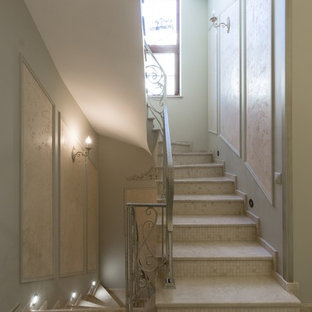 Modelo de escalera curva, clásica, grande, con escalones de mármol, contrahuellas de mármol y barandilla de metal