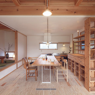 他の地域のアジアンスタイルのおしゃれなダイニング (薪ストーブ、白い壁、淡色無垢フローリング、茶色い床) の写真