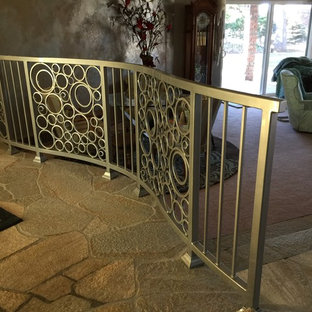Idée de décoration pour une porte d'entrée bohème de taille moyenne avec un mur gris et un sol en ardoise.