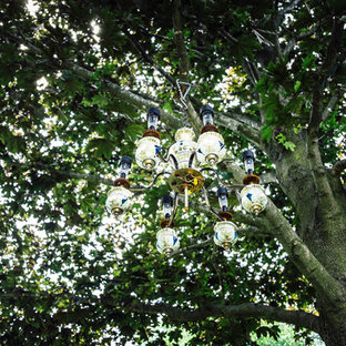 Réalisation d'un grand jardin arrière style shabby chic l'été avec une exposition ensoleillée et un paillis.
