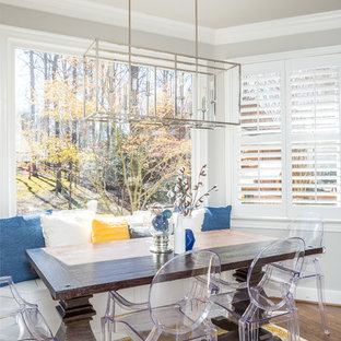 ローリーの巨大なトランジショナルスタイルのLDKの画像 (無垢フローリング、グレーの壁、暖炉なし、茶色い床)