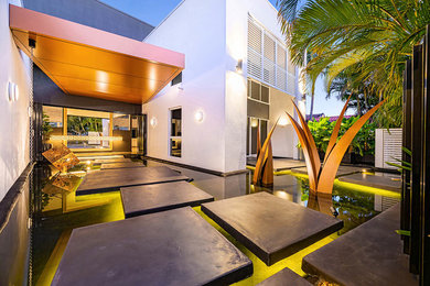 Inspiration for a contemporary courtyard pond in Los Angeles.