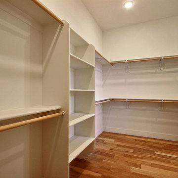 WC18 : Walk-In Master Closet
