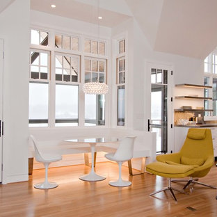 クリーブランドの中サイズのコンテンポラリースタイルのLDKの画像 (白い壁、無垢フローリング、暖炉なし)