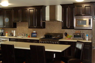 Kitchen - traditional kitchen idea in Los Angeles