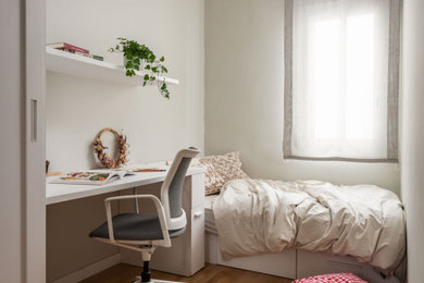 Imagen de dormitorio escandinavo de tamaño medio con suelo de madera en tonos medios