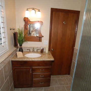 Anaheim Corner Shower & Reeded Glass Frameless Doors & Shower Handheld