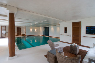 This is an example of a modern pool in Dusseldorf.