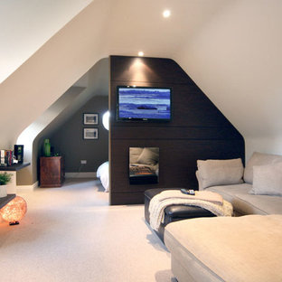 Idee per un piccolo soggiorno minimal aperto con pareti bianche, moquette, TV a parete e pavimento beige