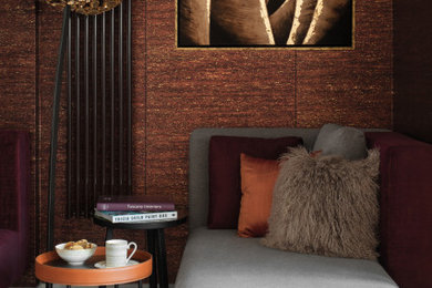 Ejemplo de salón abierto contemporáneo pequeño con paredes marrones, suelo de madera oscura, televisor colgado en la pared, suelo gris, papel pintado y papel pintado
