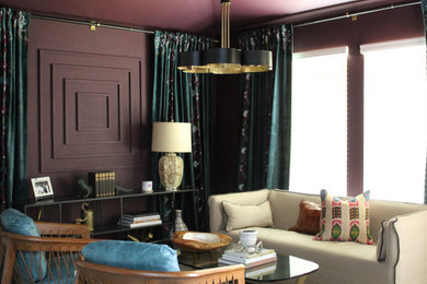 ヒューストンにある高級な小さなエクレクティックスタイルのおしゃれなLDK (ライブラリー、紫の壁、ラミネートの床、グレーの床、折り上げ天井) の写真