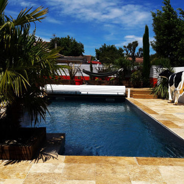 Création d'un jardin de ville avec piscine et terrasse en travertin