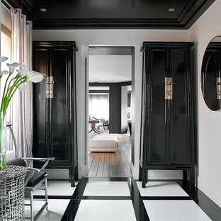 Idéer för mellanstora retro hallar, med vita väggar